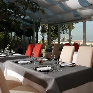 Apartment Nebozizek A Restaurant